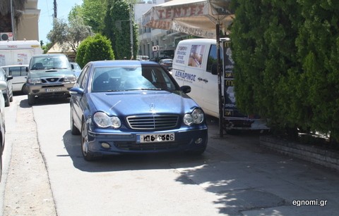 Παρκάρισμα στο πεζοδρόμιο κάτω από τέντα