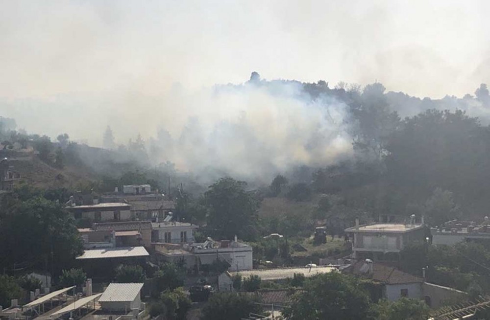 Ξέσπασε φωτιά στη Θήβα (video)
