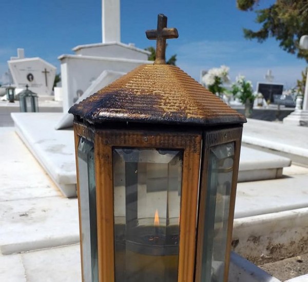 Πήδηξε τα κάγκελα του νεκροταφείου για να πάει στο μνήμα του γιου της