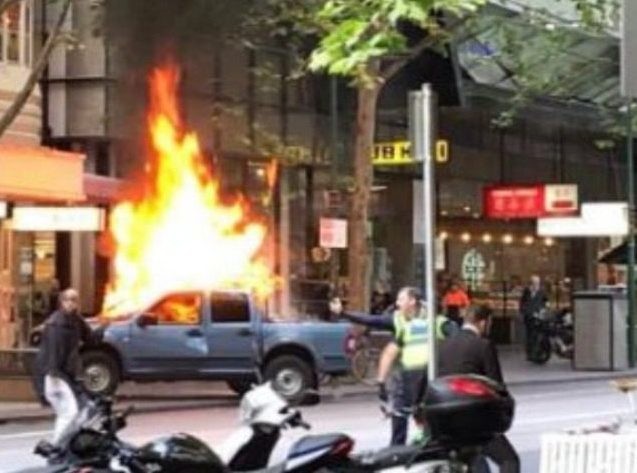 Τρόμος στη Μελβούρνη: Eβαλε φωτιά στο αυτοκίνητό του και άρχισε να μαχαιρώνει κόσμο