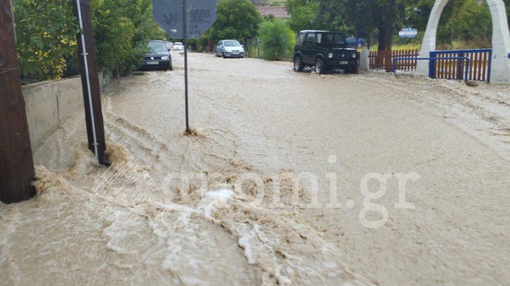 Ένα μπουρίνι έπνιξε τις Ροβιές (VIDEO)