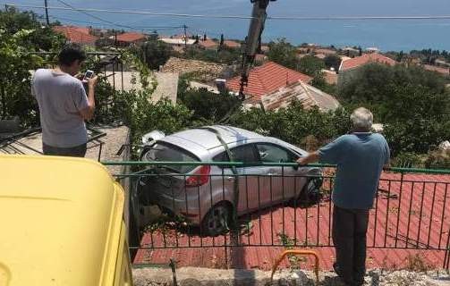 Αυτοκίνητο ... προσγειώθηκε σε στέγη γκαράζ