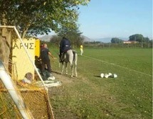 Παππάς εισέβαλε στο γήπεδο με άλογο κατά τη διάρκεια του αγώνα