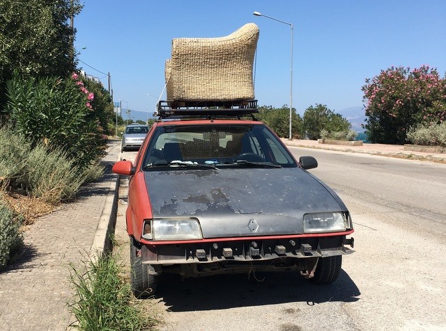 ΧΑΛΚΙΔΑ: Πολυθρόνα στην οροφή του αυτοκινήτου
