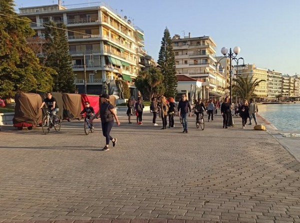 ΚΟΡΩΝΟΪΟΣ- ΧΑΛΚΙΔΑ: Ξεχύθηκε στην παραλία για βόλτα ο κόσμος