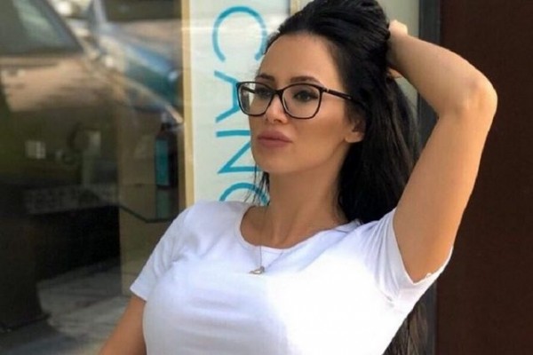 Η Χριστίνα Ορφανίδου ποζάρει αγκαλιά με τον σύντροφό της στο κρεβάτι