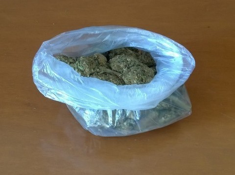 Τον έπιασαν με μία σακούλα χασίς