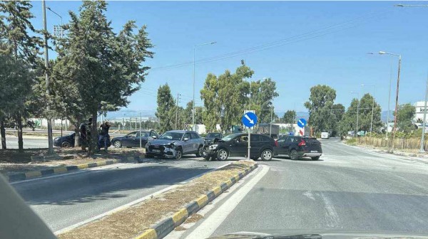 Σφοδρή σύγκρουση αυτοκινήτων στη διασταύρωση Σχηματαρίου προς Χαλκίδα (φωτό)