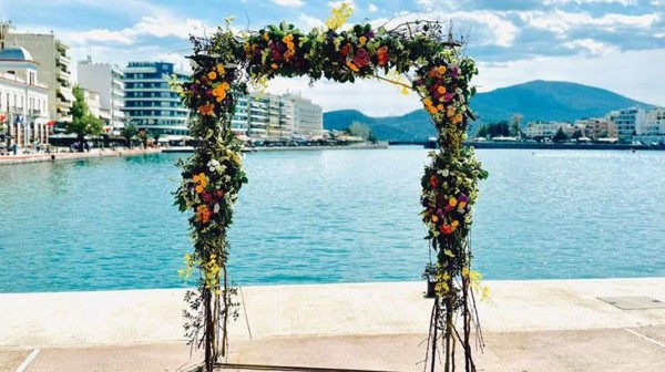 ΧΑΛΚΙΔΑ: Το μαγιάτικο στεφάνι έγινε φέτος ...κορνίζα στην προβλήτα του Αγίου Νικολάου