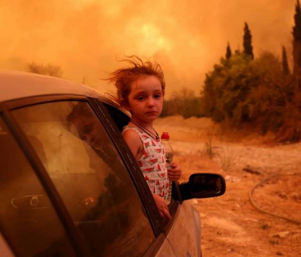 ΦΩΤΙΑ ΕΥΒΟΙΑ: Κόβει την ανάσα η φωτογραφία με το κοριτσάκι με τα βουρκωμένα μάτια
