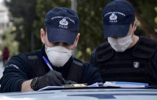 Εκατοντάδες πρόστιμα και την Κυριακή για μάσκες, αποστάσεις και παραβάσεις σε καταστήματα