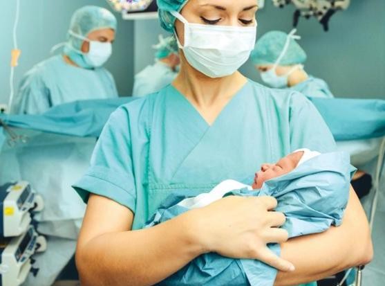 Γέννησε στην εντατική όπου νοσηλεύεται με γρίπη 24χρονη