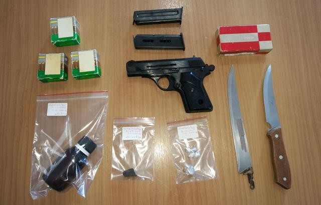 Τους έπιασαν με ηρωίνη, πιστόλι και μαχαίρια