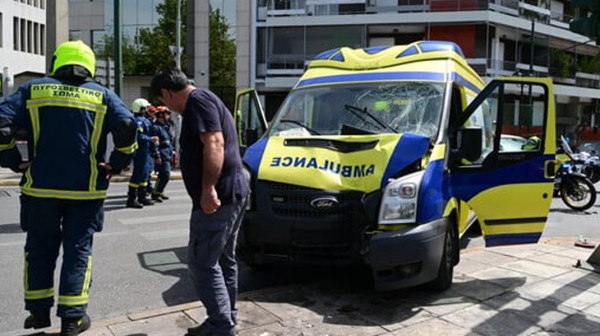 Σε κρίσιμη κατάσταση η ασθενής του ασθενοφόρου που έπεσε σε κολώνα φωτισμού