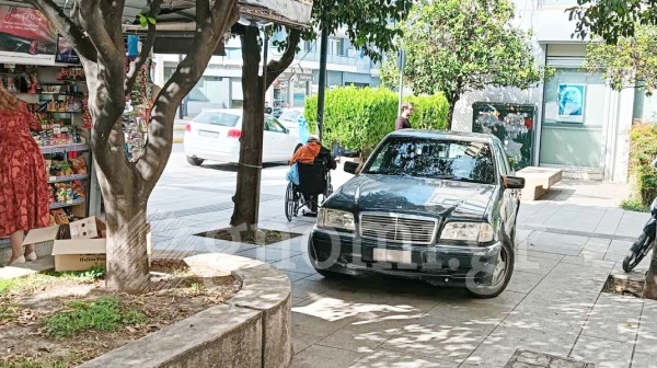 ΧΑΛΚΙΔΑ: Επικό παρκάρισμα έξω από τα δικαστήρια