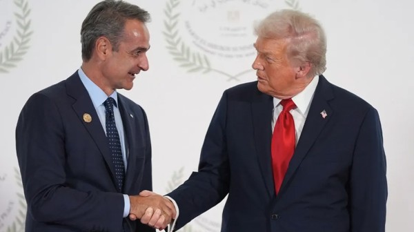 Η χειραψία Μητσοτάκη-Τραμπ στην Αίγυπτο (VIDEO)