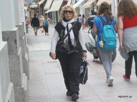 Γυαλιά και φουλάρια τα αγαπημένα αξεσουάρ της Αναστασίας