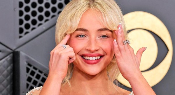 PEARLY FRENCH: Tο νέο γαλλικό μανικιούρ που ξεχώρισε στα Grammys