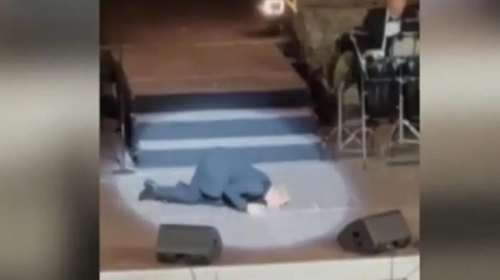 Τάκης Ζαχαράτος: Γονάτισε και φίλησε τη σκηνή που κατέρρευσε η Μαρινέλλα – Θα φιλήσω αυτή τη γη που λαβώθηκε ο αετός