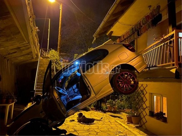 Τρομακτικό τροχαίο: Αυτοκίνητο προσγειώθηκε στη αυλή σπιτιού!