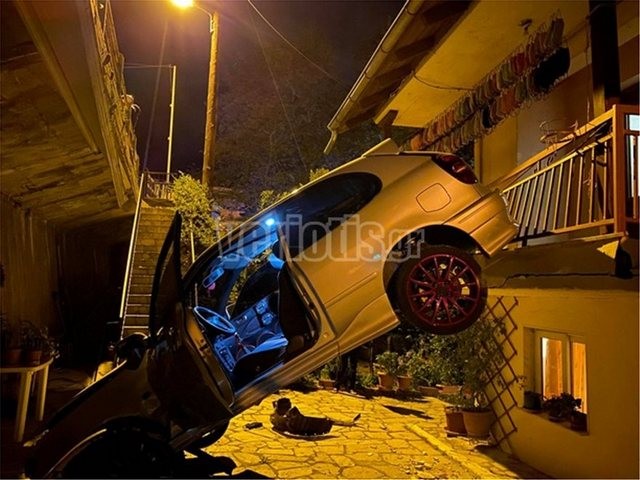 Τρομακτικό τροχαίο: Αυτοκίνητο προσγειώθηκε στη αυλή σπιτιού!