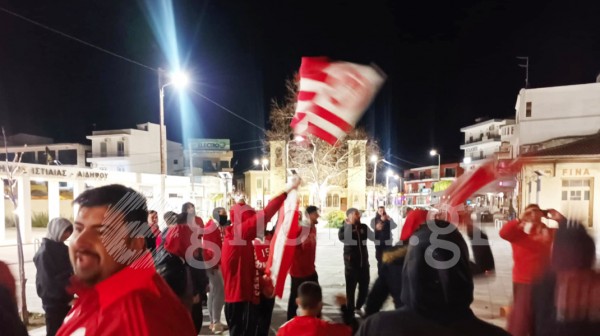 ΙΣΤΙΑΙΑ: «Κοκκίνισε» η πλατεία από φίλους του Ολυμπιακού