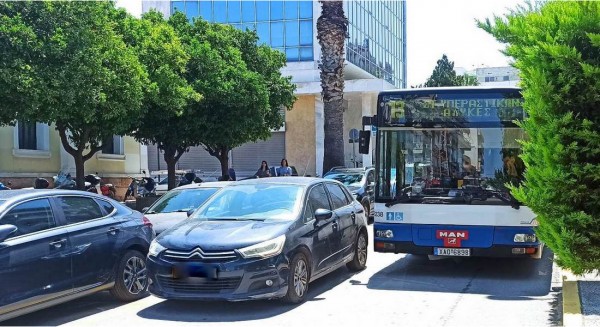ΧΑΛΚΙΔΑ: Διπλοπαρκαρισμένο αυτοκίνητο μπλόκαρε αστικό λεωφορείο μπροστά στα Δικαστήρια