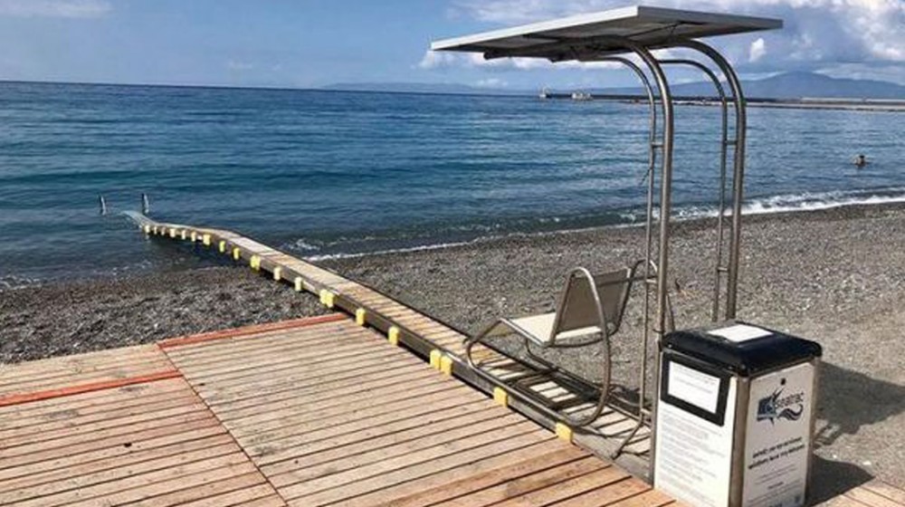 Τέσσερις ράμπες για άτομα με αναπηρίες σε παραλίες της Αμαρύνθου και της Ερέτριας