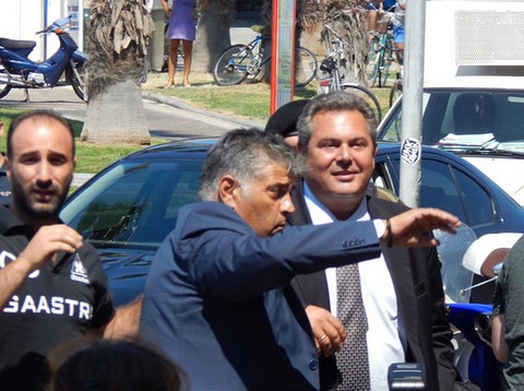 Αυγά και μπουκάλια πέταξαν στον Πάνο Καμμένο (video)
