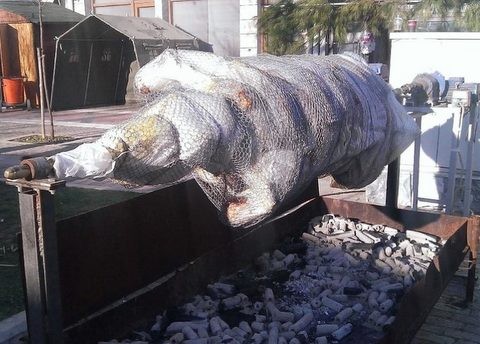 Απίστευτο περιστατικό: Κυνήγησαν αστυνομικούς με σούβλα