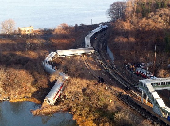 Φόβοι για πολλούς νεκρούς στη Νέα Υόρκη από τον εκτροχιασμό τρένου