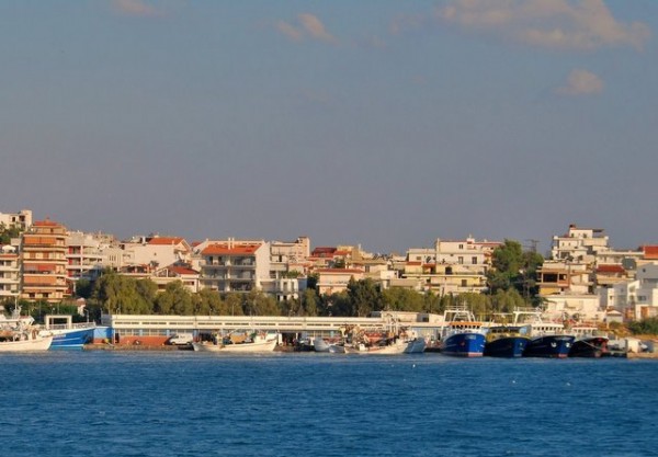 Μια ψιχάλα αφήνει στο σκοτάδι την Κάνηθο