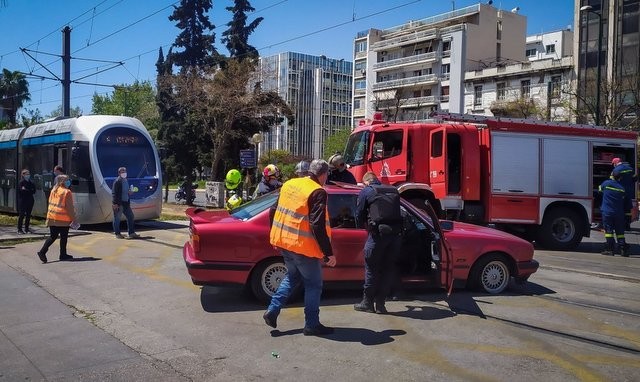 Σύγκρουση τραμ με ΙΧ - Απεγκλωβίστηκε ηλικιωμένος οδηγός