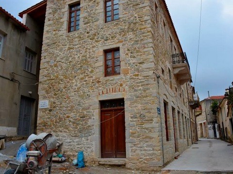 Αγιασμός στο σπίτι του Παπανικολάου στην Κύμη