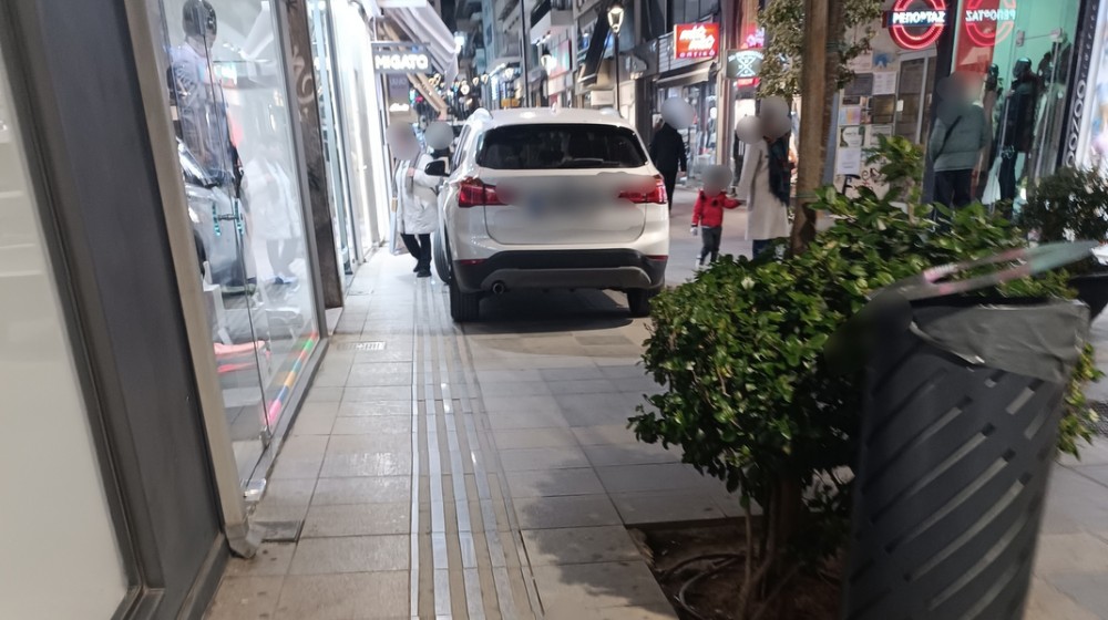 ΧΑΛΚΙΔΑ: Άλλο ένα προκλητικό παράνομο παρκάρισμα στον πεζόδρομο της Αβάντων