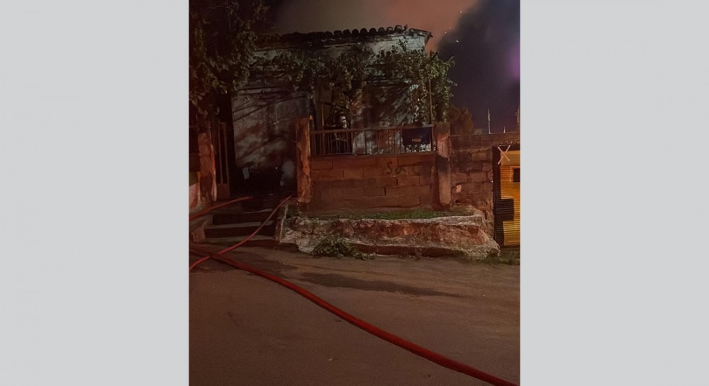 ΧΑΛΚΙΔΑ: Άρπαξε φωτιά τη νύχτα σε σπίτι στην οδό Αρεθούσης (video)