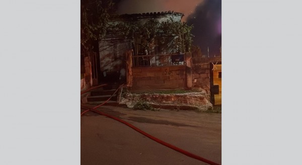 ΧΑΛΚΙΔΑ: Άρπαξε φωτιά τη νύχτα σε σπίτι στην οδό Αρεθούσης (video)