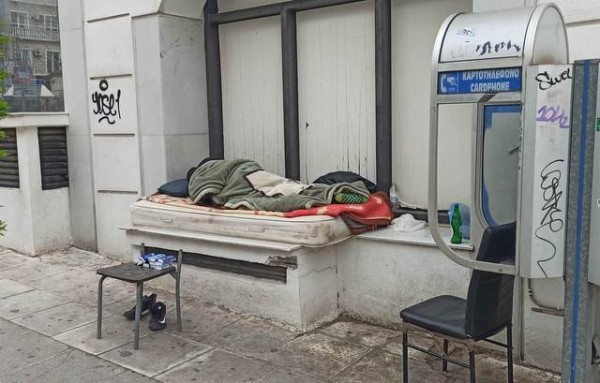 ΧΑΛΚΙΔΑ: Θλιβερή εικόνα άστεγου στην οδό Παπαναστασίου - Κοιμάται σε πρεβάζι του ΟΤΕ