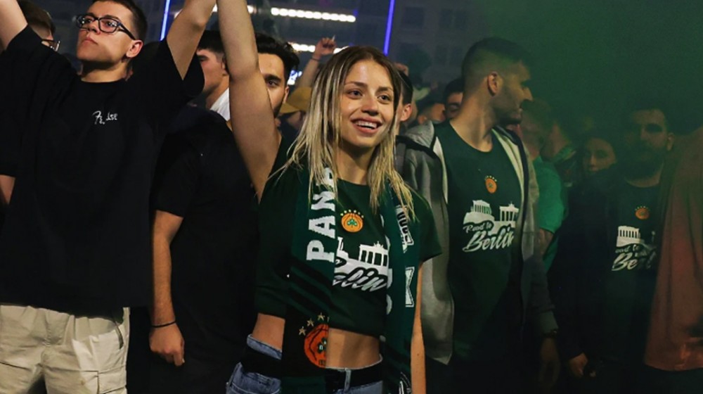 Γνωστή οπαδός του Παναθηναϊκού λιβάνισε τις φωτογραφίες των παικτών του τριφυλλιού για να κερδίσουν την Ευρωλίγκα