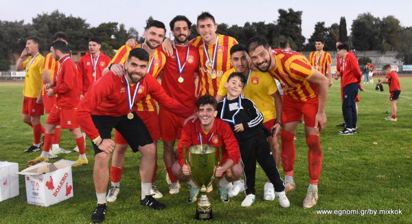 ΤΕΛΙΚΟΣ ΚΥΠΕΛΛΟΥ ΕΥΒΟΙΑΣ: Οι νικητές με την κούπα παρέα (ΦΩΤΟ)