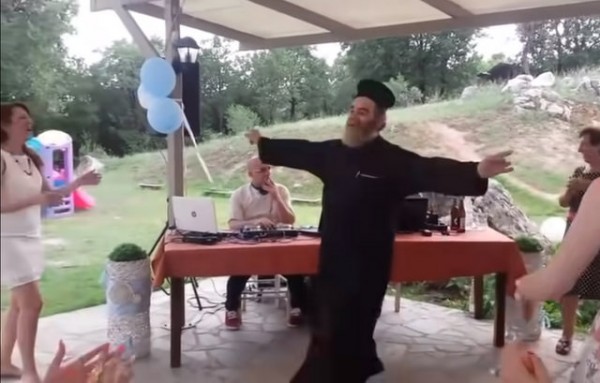 Μερακλής παπάς χορεύει ζεϊμπέκικο και βάζει ...φωτιά στο YouTube (VIDEO)