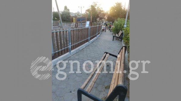 ΚΑΝΗΘΟΣ: Παγκάκια για κλάματα σε παιδική χαρά ταλαιπωρούν τους γονείς