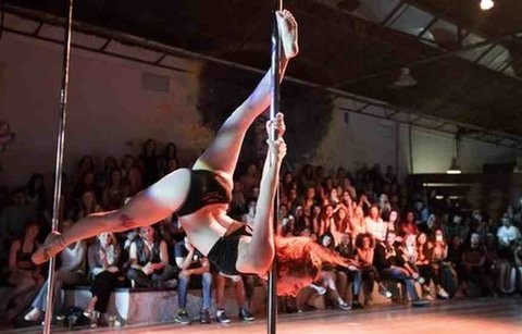Καλλίγραμμες κοπέλες μονομάχησαν στο pole dancing