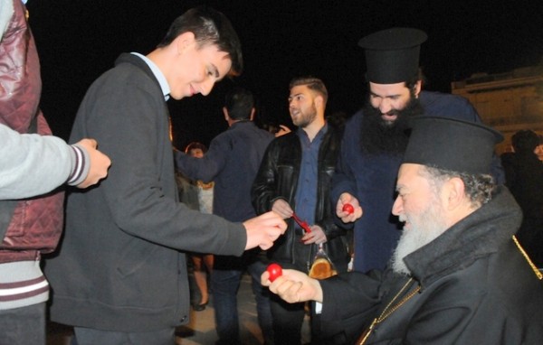 Τσούγκρισε αβγά στο χοροστάσι της Αγάπης ο Μητροπολίτης