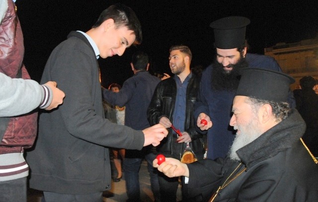 Τσούγκρισε αβγά στο χοροστάσι της Αγάπης ο Μητροπολίτης