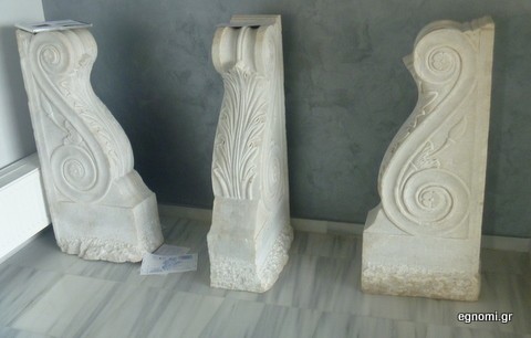 Αρχαίοι κίονες στην πιλοτή