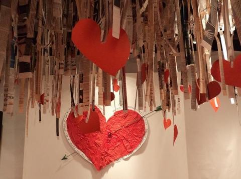 Σπέσιαλ μασκέ πάρτι με διακόσμηση γεμάτη κόκκινες καρδιές