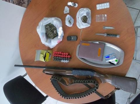 Συνελήφθη 56χρονος με όπλα και ναρκωτικά