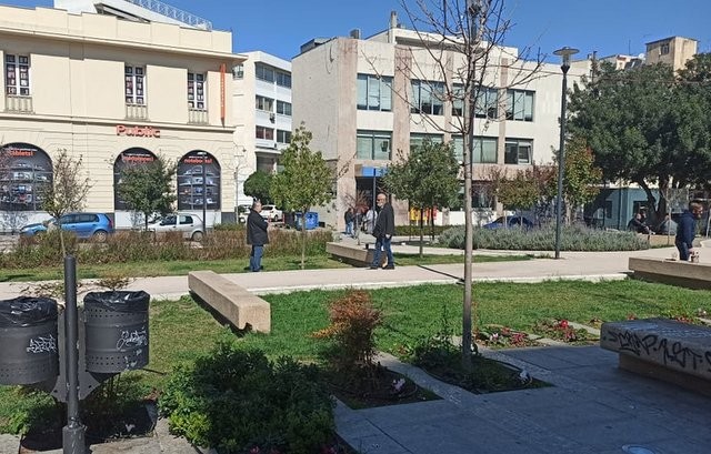 ΧΑΛΚΙΔΑ: Καφεδάκι στην πλατεία από μακριά και... αγαπημένοι
