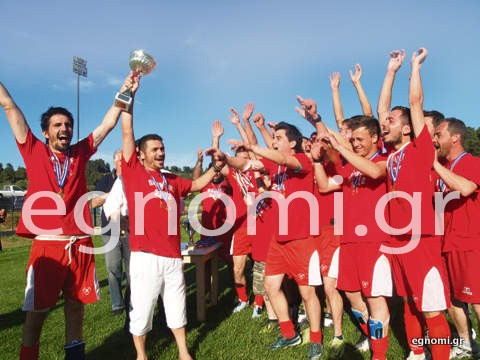 Ο άτυχος Γιάννης Συκιώτης πανηγυρίζει στο γήπεδο που έπεσε νεκρός